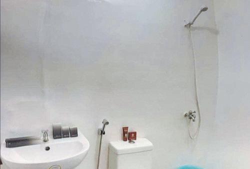 Ένα μπάνιο στο DMI Hotels and Apartments, Tabaco City Albay by RedDoorz