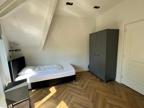 Ένα ή περισσότερα κρεβάτια σε δωμάτιο στο Vakantiewoning Oerd Ameland