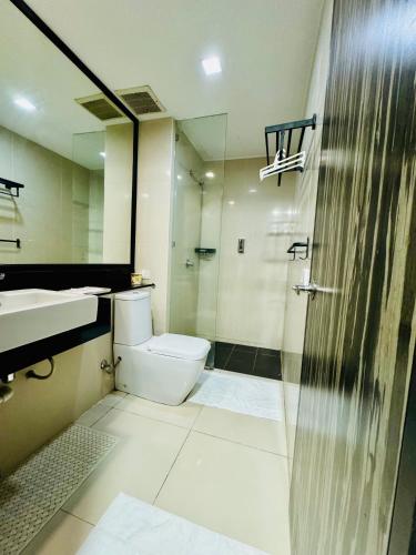 Ένα μπάνιο στο Riverside Opulent Nights at Sky Hotel