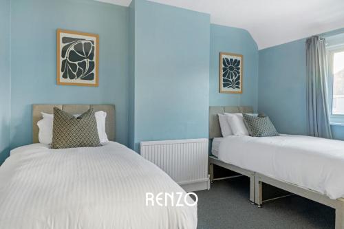 Rúm í herbergi á Immaculate 3-Bed Home in Nottingham by Renzo, Perfect for Contractors, Free Parking!