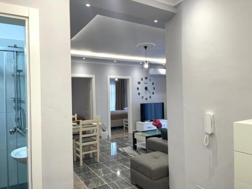 un salon avec une cuisine et une salle à manger dans l'établissement Fishta Quality Apartments Q5 36, à Velipojë