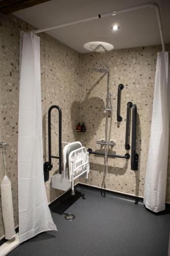 a hospital room with a shower and a crib at Queens Head Inn & Restaurant in Hawkshead