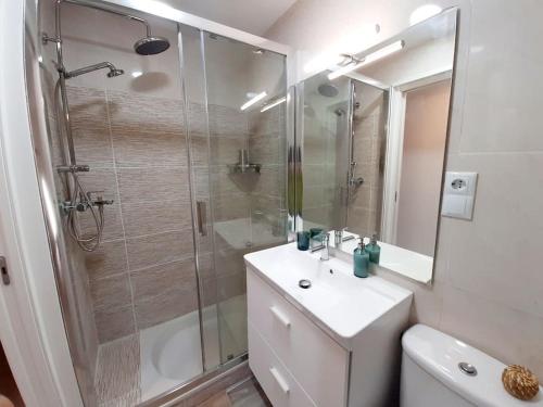 a bathroom with a shower and a sink and a toilet at Confortable apartamento en Elche in Elche