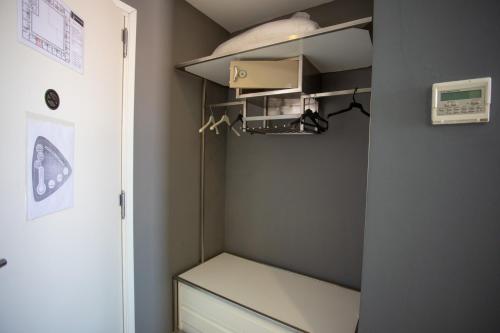 a corner of a room with a closet with a shelf at Hotel LB Villa De Cuenca in Cuenca