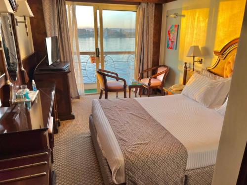 Habitación de hotel con cama y balcón en MS Nile Paradise en El Cairo