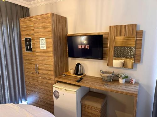 Η κουζίνα ή μικρή κουζίνα στο Royal Ezel Hotel