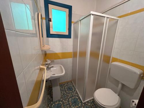 łazienka z toaletą i umywalką w obiekcie Federico Re w mieście San Vito lo Capo