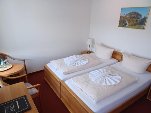 Una cama o camas en una habitación de Hotel Zittauer Hütte