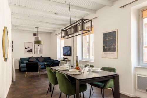 une salle à manger et un salon avec une table et des chaises dans l'établissement Travel Homes - The Rokst: Rare, Central and Modern, à Colmar