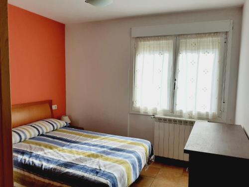 エスカライにあるTenorio-Río Ojaのベッドと窓のある小さな寝室