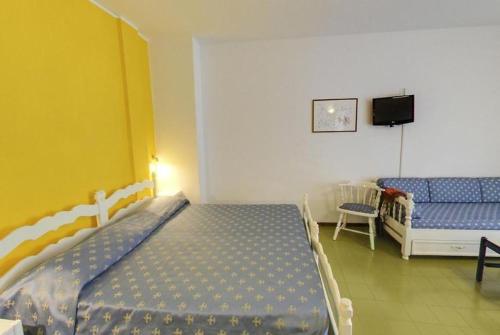 una camera con due letti e una tv di Family Hotel Alexander a Lido di Jesolo