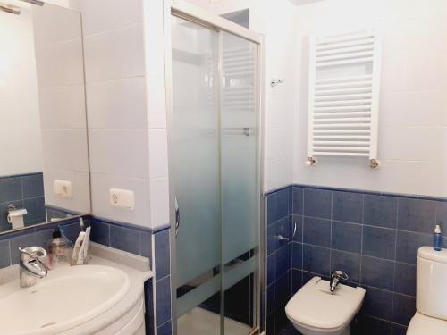 エスカライにあるTenorio-Río Ojaのトイレ、洗面台、シャワー付きのバスルーム