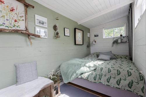 ein Schlafzimmer mit einem Bett in der Ecke eines Zimmers in der Unterkunft Your Own Island Near Stockholm in Söderala