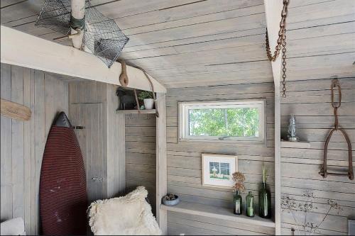 um quarto com paredes com painéis de madeira e uma janela em Your Own Island Near Stockholm em Söderala