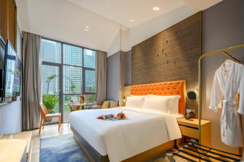 sypialnia z dużym łóżkiem i dużym oknem w obiekcie Lux Cabins Hotel Shenzhen w mieście Shenzhen