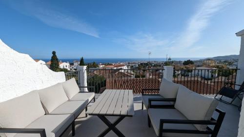 Balkón nebo terasa v ubytování Villa Little Castle Sea&Mountain - villa vistas al mar y piscina privada en Capistrano Village urbanización, Nerja
