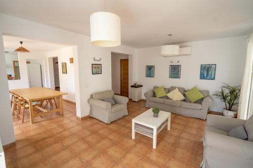 帕爾馬海灘的住宿－Houm Villa Samil，客厅配有两张沙发和一张桌子