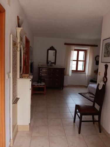 - un salon avec une chaise et un miroir dans l'établissement Guest House Lucijo, à Vrboska
