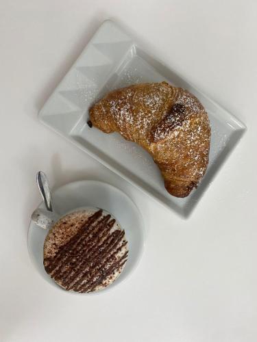 een bord met een stuk brood en een bord met een lepel bij B&B Santa Vener in Vibo Valentia Marina