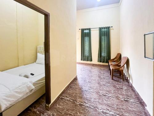 Postel nebo postele na pokoji v ubytování Penginapan Dvn & Tmy 01 Mitra RedDoorz