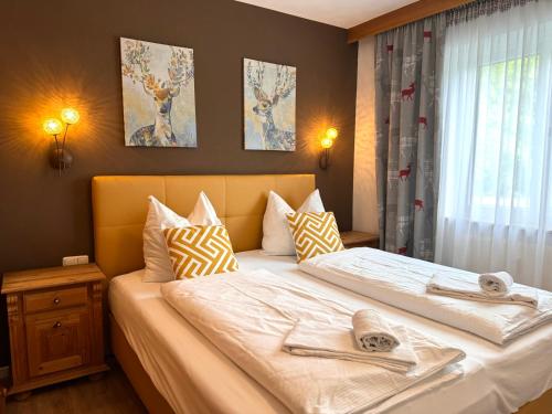 une chambre avec deux lits avec des serviettes dessus dans l'établissement Apartment M - Zell am See, à Zell am See