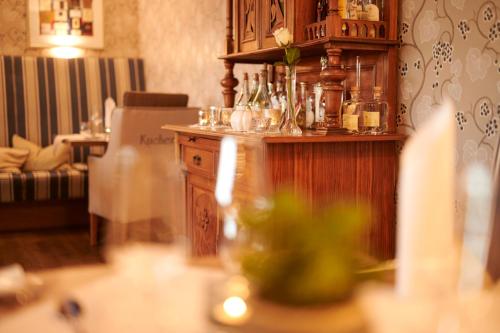 a room with a bar with bottles and glasses at Kucher's Landhotel in Darscheid
