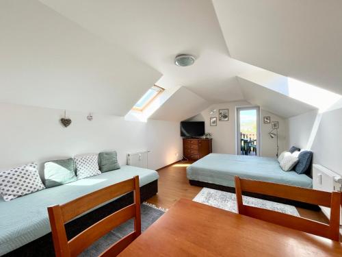 Postel nebo postele na pokoji v ubytování Apartmán Karlovice