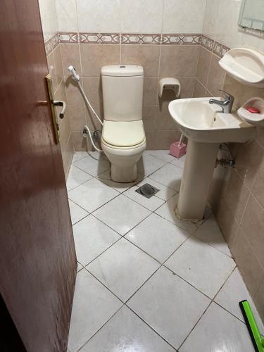 La salle de bains est pourvue de toilettes et d'un lavabo. dans l'établissement برج المحطة, à Charjah