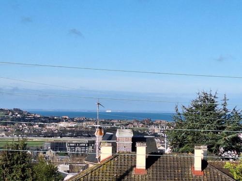 - une vue sur l'océan depuis le toit d'une maison dans l'établissement le Ferry, à Trouville-sur-Mer