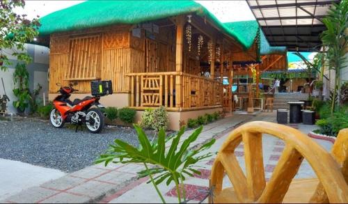 ein vor einem Gebäude geparktes Motorrad in der Unterkunft Diez Private Pool in Calamba
