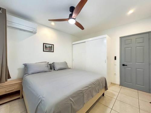 Postel nebo postele na pokoji v ubytování Free canoës Air-Conditioning King Bed Fare Toru