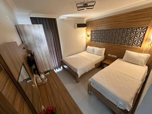 Ένα ή περισσότερα κρεβάτια σε δωμάτιο στο Royal Ezel Hotel