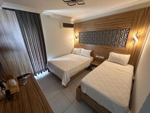 Ένα ή περισσότερα κρεβάτια σε δωμάτιο στο Royal Ezel Hotel