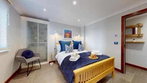 una camera con un letto e una sedia di Swansea Marina - 3 Bed Apartment - Water Views & Free Parking a Swansea