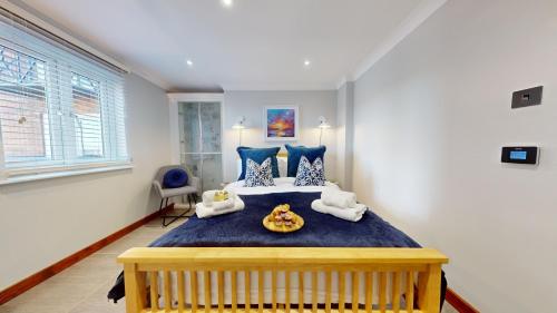 ein Schlafzimmer mit einem großen Bett mit Spielzeug darauf in der Unterkunft Swansea Marina - 3 Bed Apartment - Water Views & Free Parking in Swansea