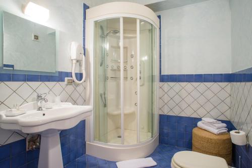 アルタヴィッラ・ミリーチアにあるHotel Villa Mareのバスルーム(シャワー、洗面台、トイレ付)