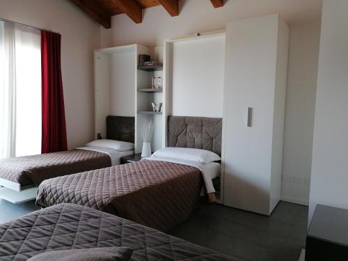 um quarto com 2 camas e um closet em Ca' Belvedere em Sant'Elena di Silea