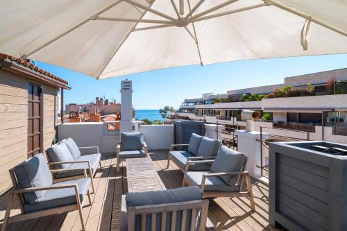 patio z krzesłami i parasolem na dachu w obiekcie REF 1466 - Cannes Back Croisette - Penthouse for rent w Cannes