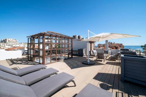 patio z krzesłami i parasolem na dachu w obiekcie REF 1466 - Cannes Back Croisette - Penthouse for rent w Cannes