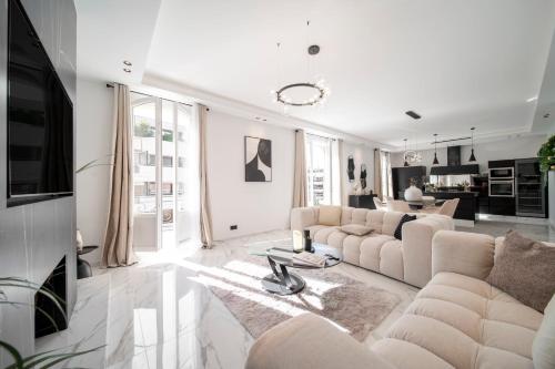 un salon avec un canapé et une table dans l'établissement REF 1466 - Cannes Back Croisette - Penthouse for rent, à Cannes