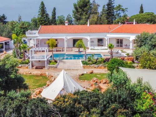 Το κτήριο όπου στεγάζεται  η βίλα