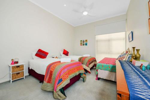 2 camas en una habitación con 2 camas sidx sidx sidx sidx sidx sidx en Bright & Eclectic Home - Footscray VIC, en Melbourne