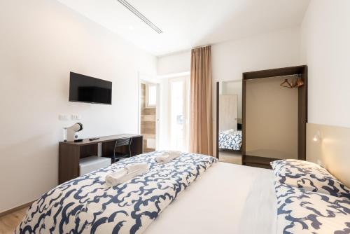 Кровать или кровати в номере La Perla del Mare Rooms