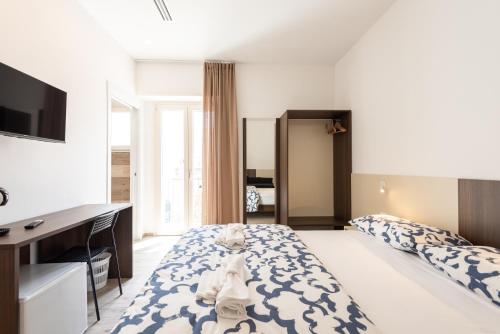 Кровать или кровати в номере La Perla del Mare Rooms