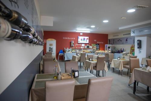 a dining room with tables and chairs in a restaurant at Hotel LB Villa De Cuenca in Cuenca