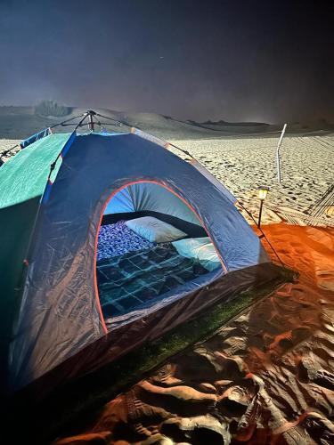 Hunaywah的住宿－Royal Desert Tourism LLC，沙子海滩上的帐篷