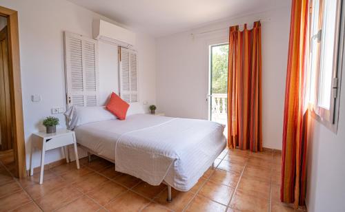 帕爾馬海灘的住宿－Houm Villa Samil，卧室配有白色的床和窗户。