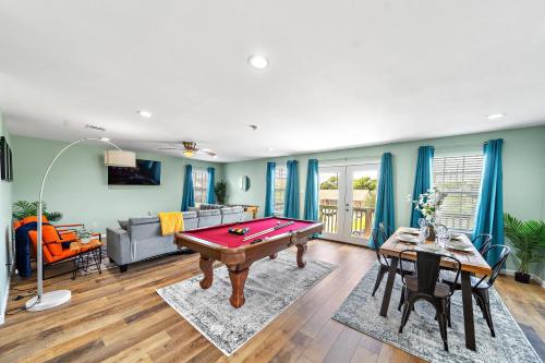 a living room with a pool table in it at Nr Beach Pier Oasis Games Bbq Sleep 16 in Galveston