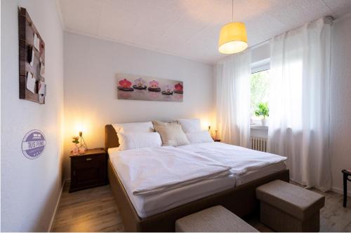 1 dormitorio con 1 cama grande y ventana en 2 Zi Wohnung inkl WLAN NETFLIX 3D Tour, en Mönchengladbach