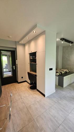 een grote kamer met een bed en een kamer met een vloer bij Confidentiel Standing - Terrasse & Parking Privé - Port de Plaisance in Évian-les-Bains